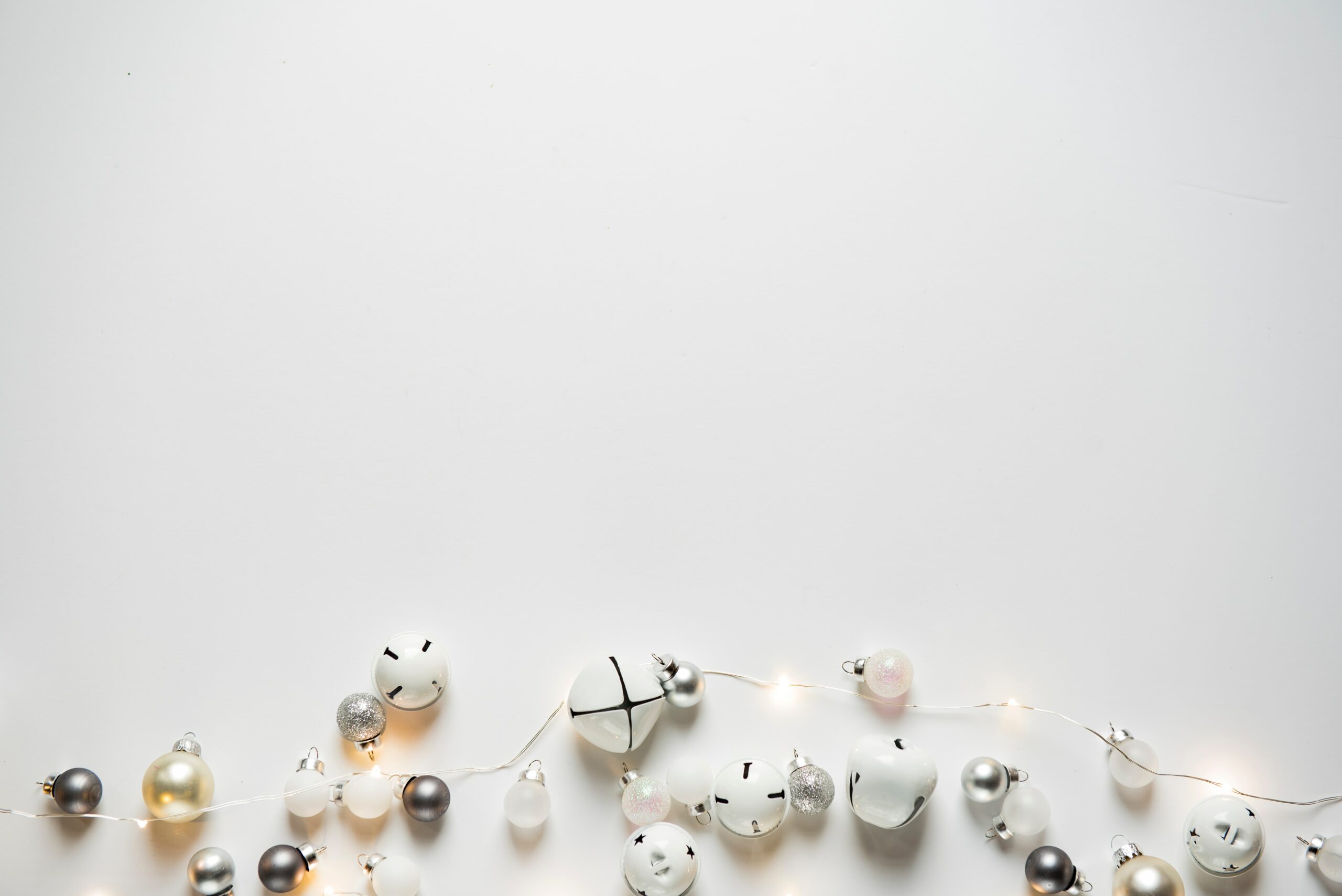 Guirlandes blanches et décoration de noel